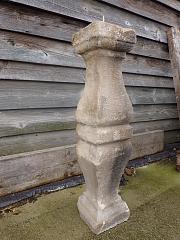 Baluster aus hellem Naturstein, ca. H 82