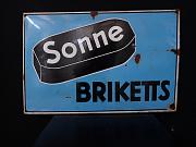 Emailleschild Sonne Briketts, ca. B 73 cm, 48 cm