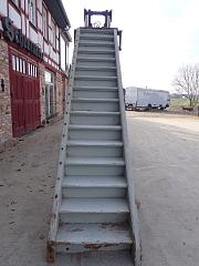 Schmale, voll gestemmte Treppe aus Weichholz, Geschosshöhe ca. 304 cm