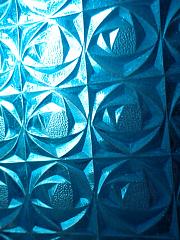 blaues-strukturglas-mit-grossem-rosenmuster-artnr.3921