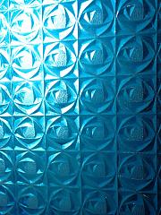 blaues-strukturglas-mit-kleinem-rosenmuster-artnr-3933