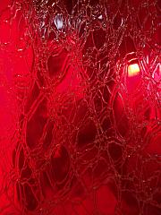 rotes-strukturglas-mit-schlangenmuster-artnr.3946