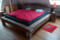 Neues Bett aus alten Eichenbalken