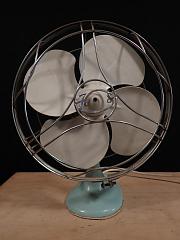 Ventilator mit hellblauem Fuß, B 28cm x H 36cm