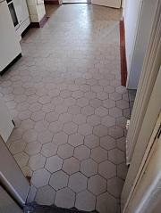 Sechseckliesen grau meliert + Sockel, ca. 21,4 m²