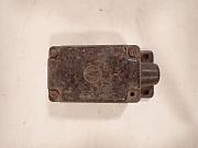 Aufputz Verteilerdose aus Bakelit, ca. B 6,5 cm x H 12,7 cm