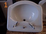 Waschbecken mit Armaturen und geschwungener Kante, ca. B 66 x T 60 cm