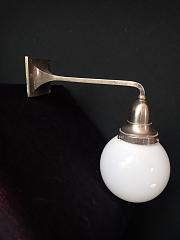 Wandleuchte mit schlichtem Ausleger und Glaskugel, ca. B 15 cm x H 31 cm