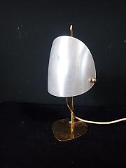 Tischlampe mit Messinggestell und Perlmuttschirm, ca. B 14,5 x H 27 cm