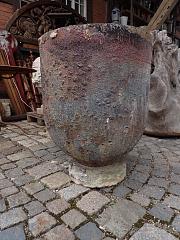 Schmelztiegel auf Sockel mit schöner Patina, ca. B 62 cm x H 80,5