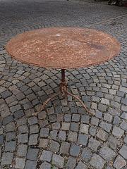 Gartentisch mit hübschem Fuß, ca. B 90 cm x H 72,5 cm