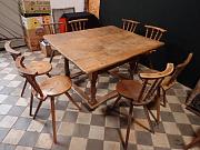 Bauerntisch, Jogltisch, Wirtshaustisch mit dreibeinigen Stühlen