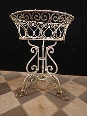 Antiker Blumenständer, Blumenhocker aus Schmiedeeisen, ca. B 38,5 cm x H 53 cm