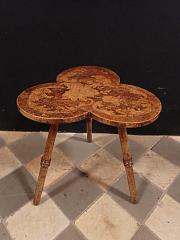 Drei-Bein Hocker mit geschnitzter Sitzfläche, ca. B 38 cm x H 42 cm