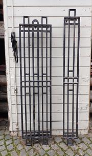 Geschmiedete Türgitter, ca. B 19 x H 170,5 cm / B 39 x H 162 cm