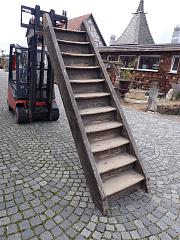 Steile, voll Gestemmte Treppe aus Weichholz, Geschosshöhe 240 cm