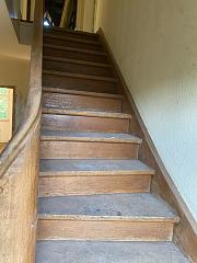Voll gestemmte Wendeltreppe aus Eiche, links gewendelte Treppe, Geschosshöhe ca. 292 cm