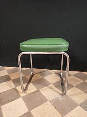 Stahlrohrhocker mit grünem Polster, ca. B 41 x T 40 cm