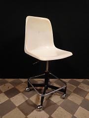 Höhenverstellbarer Stuhl mit Kunststoffsitzschale und Rollen