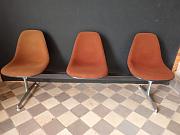 Eames Tandem Sitzbank mit Braunen Sitzschalen