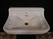 Kleines Waschbecken "Standard" von 1954, ca. H 30 x B 52 cm