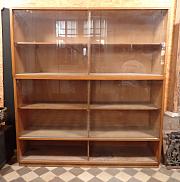 Vitrine mit Glasschiebetüren, ca. B 200 x H 215 x T 50,5 cm