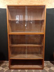 Vitrine mit Glasschiebetüren, ca. B 120,5 x H 215 x T 50,5 cm
