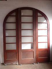 Dreiflügelige Rundbogentür aus Pitchpine, DIN rechts, ca. B 198 x H 240 cm