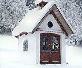 Holzbackofen mit Dach und kleine Kapelle