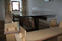 Glastisch mit Holzuntergestell
