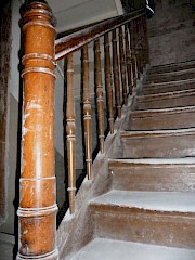 Alte Treppe über 2 Stockwerke