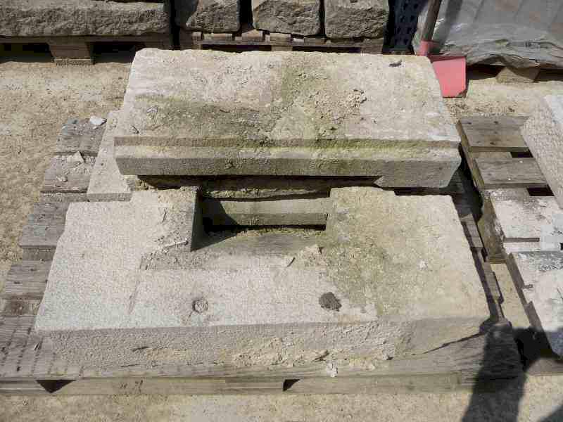 3 kleine Fensterlaibungen aus Kalkstein - 950,- / Stk. Artikelnr.1051