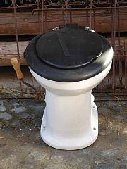 Trockenklo / Komposttoilette aus Porzellan, historisch
