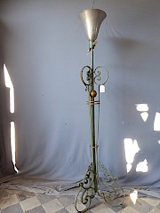 Grazile, geschmiedete Stehlampe