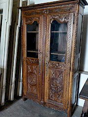 glaeser-oder-buecherschrank-mit-viel-schnitzereien-art-nr-1469