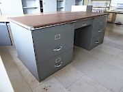 Kardex Metallschreibtisch mit Lederplatte