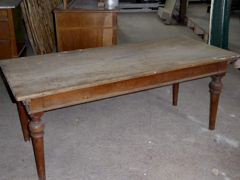 Langer Wirtshaustisch aus Holz auf Couchtischhöhe mit kurzen Beinen Langer Wirtshaustisch aus Holz auf Couchtischhöhe mit kurzen Beinen