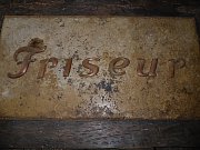 Historische Kupferbuchstaben von Wandwerbung Friseur