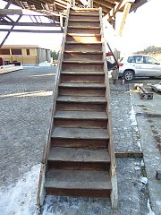 Weichholztreppe voll gestemmt, Geschosshöhe ca. 2,75 m