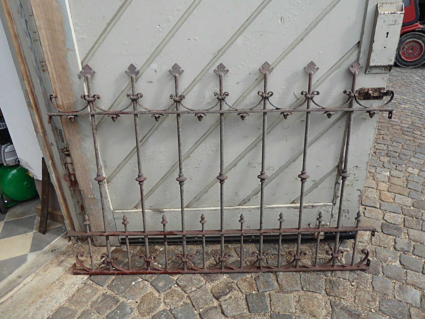 Kunstvoller, geschmiedeter, historischer Zaun komplett mit zwei Toren,  Länge ca. 21 m + Tore