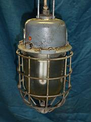 Original Bunkerlampe mit langem Pendel, L ca. 1,25m