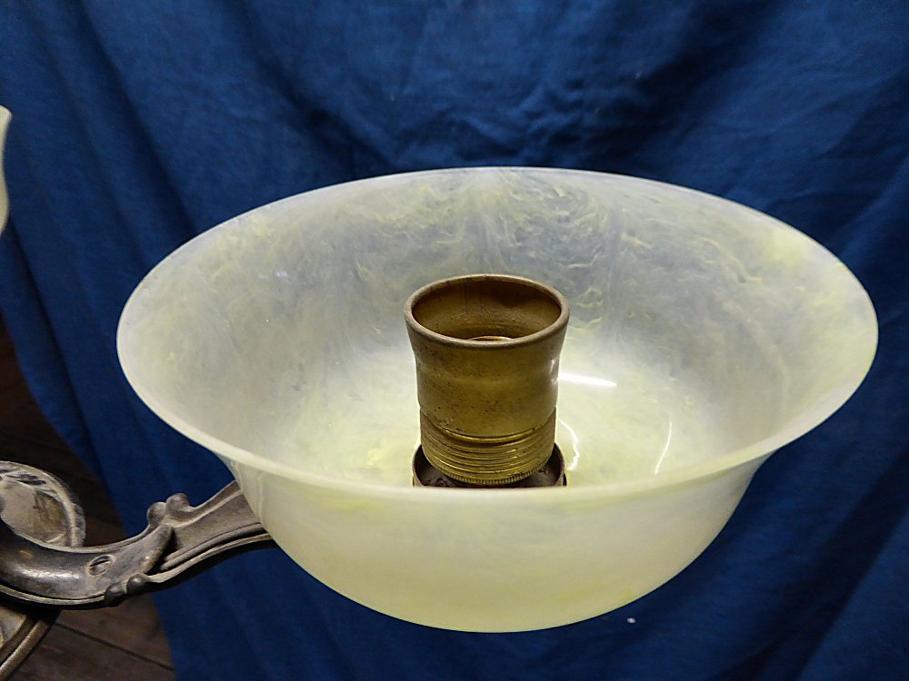 Plafoniere Messing : Antiker kronleuchter aus messing mit drei feinen schalen glas