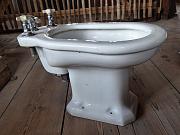 Bidet mit hübschen Armaturen