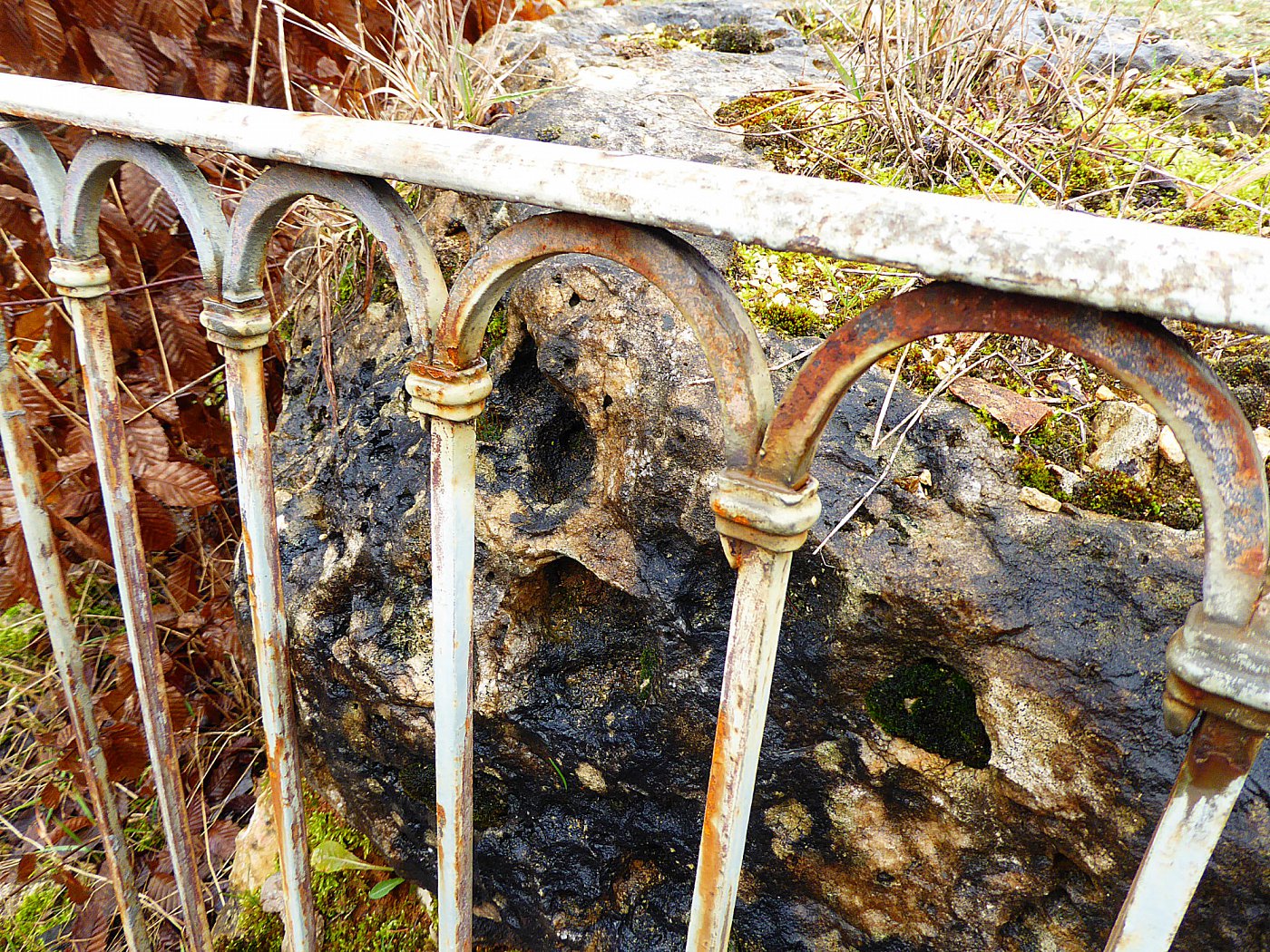 Historischer Gartenzaun mit schlichten, schlanken Bögen