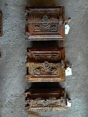 Für historische Kachelöfen: verschiedene Türchen, Klappen, Deckel und sonstiges Zubehör aus Gusseisen