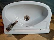 Kleines Handwaschbecken mit Kaltwasserarmatur ca. 44 cm x 30 cm x 20 cm