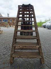 Durchgestemmte rustikale Treppe aus Eichenholz, Geschosshöhe ca. 2,15m