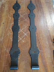 Neue, hübsch verzierte Langbänder aus Eisen, L ca. 53 cm