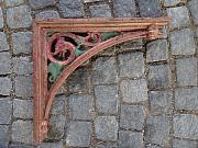 Einzelne gusseiserne, bunte Konsole "Lindwurm", Ausladung 50cm, H 45cm, B 7,3cm