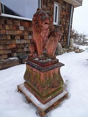 Historische Steingussfigur "Roter Löwe mit Wappen" auf Podest, Höhe ~1,5 m